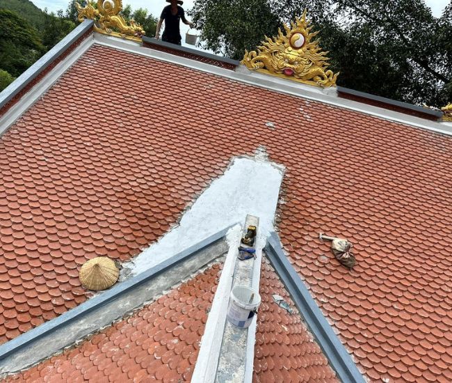 chong-tham-mai-ngoi-nha-tho chống thấm mái ngói nhà thờ