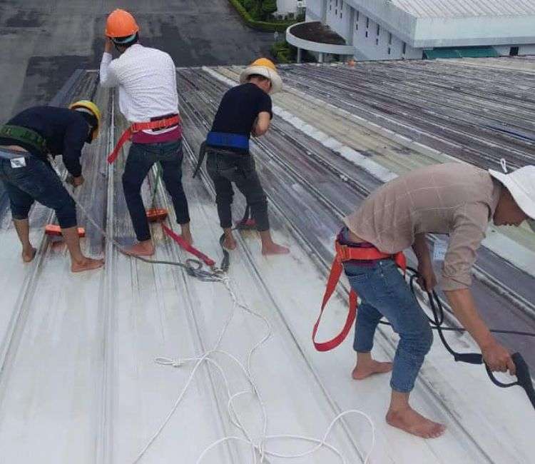 cong-nhan-ve-sinh-mai-ton-nha-xuong-5 công nhân vệ sinh mái tôn nhà xưởng