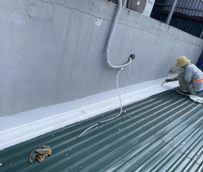 khe hở giữa mái tôn và tường