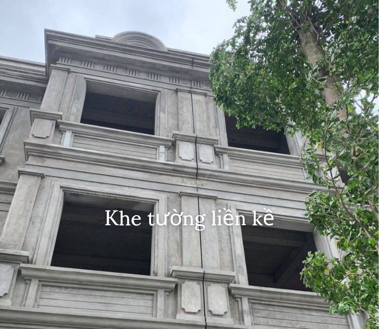 khe tường liền kề