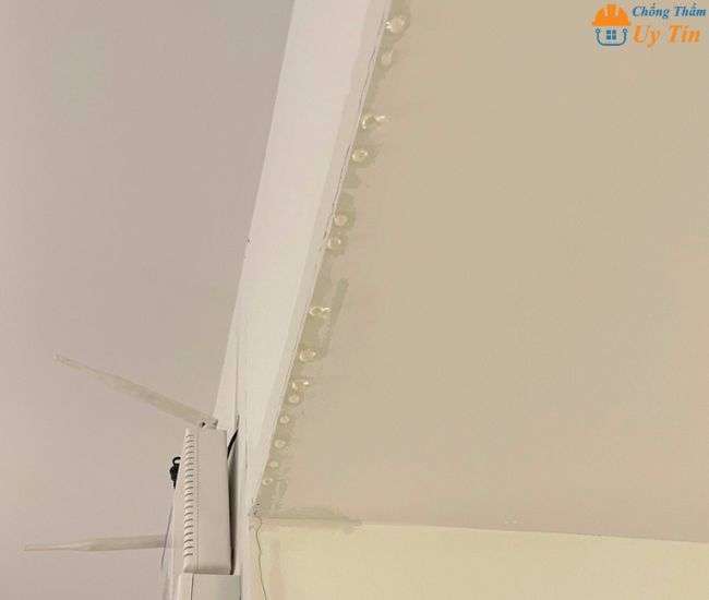 mai-ton-bi-dot-do-ngung-tu-hoi-nuoc-1 Mái Tôn Bị Dột Do Ngưng Tụ Hơi Nước