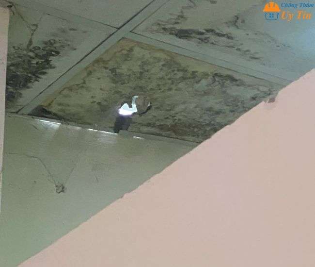 mai-ton-bi-dot-nuoc-ngam-toi-tran-thach-cao-16 Mái Tôn Bị Dột nước ngấm tới trần thạch cao